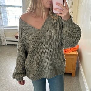 American eagle oversized chunky knit sweater
• size medium
• color: green/gray